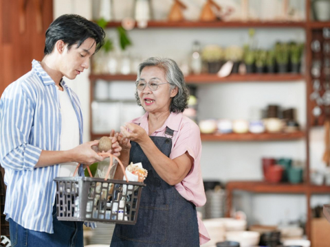 每週帶孫5天，兒子卻要她「辭職專心顧孫」！70歲阿嬤吐心聲：我愛家人，但我的人生還是我的
